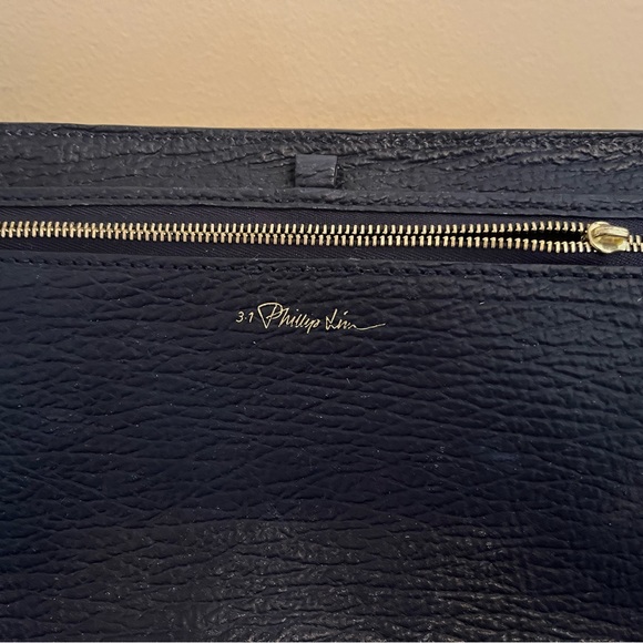 Pebbled leather with fabric and leather lining. Hardly worn - Picture 2 of 4